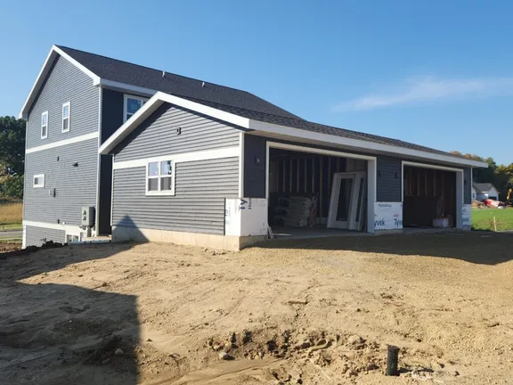 Garage exterior finished in the Slate siding color scheme